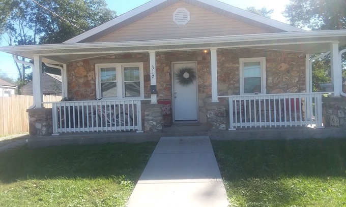 Mountain Grove House | 3 Bedroom 2 Bath Bungalow