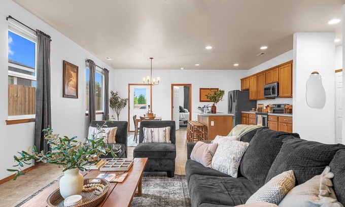 Tri-Cities House | 3 bedroom, 2 bath with fire pit and game room