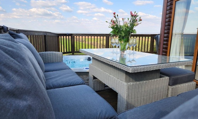 Saint John Ski Chalet | 3 bedroom, 2 bathroom Seaside Lodge, Hot Tub, Views. Whitsand Beach, Pool, Wifi