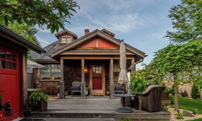 North Kingstown House | 3 bedroom, 2 full bathroom water view and ocean front property. Outdoor kitchen and lounge chairs.