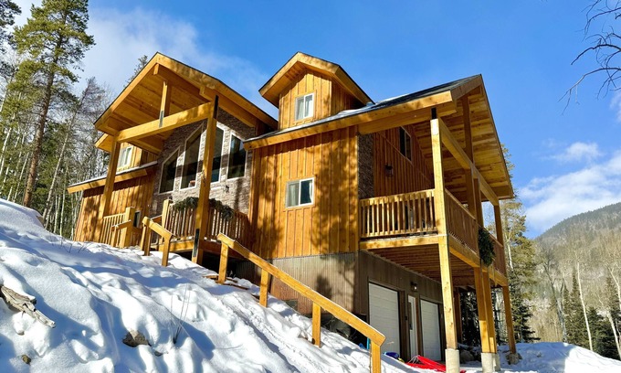 Garfield House | 3 Bedroom 3.5 Bathroom-Each Room Own Attached Full Bath! Near Monarch Ski Resort