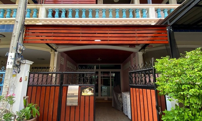 Bang Kho House | 3-bedroom 3-storey townhouse in Bangkok perfect for Group or Family 3-7 guests