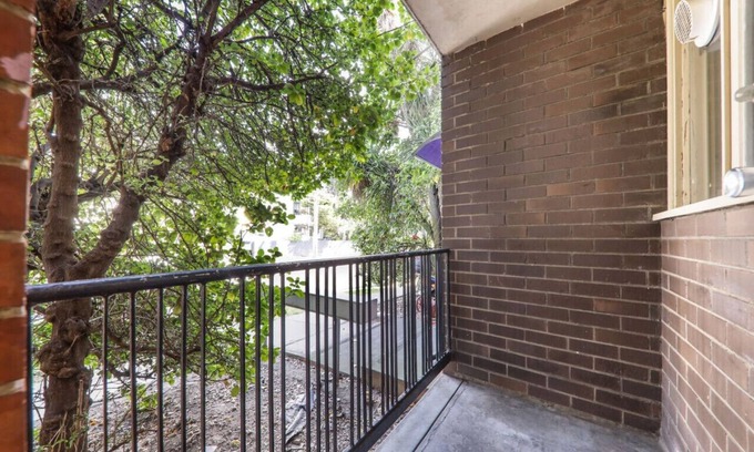 St. Kilda East Apartment | 3 Bedroom 60s Retro by Alma Park