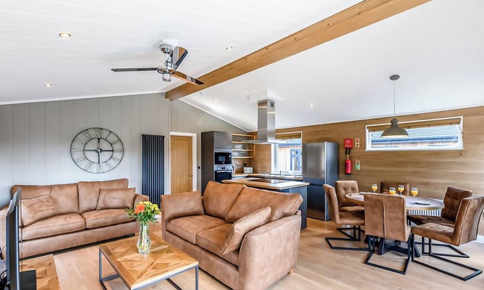 Saintbury Ski Chalet | 3 bedroom accommodation in Snitterfield, Stratford Upon Avon