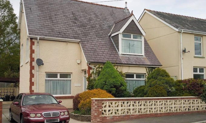 Ammanford Cottage | 3 bedroom accommodation in Garnant, near Ammanford