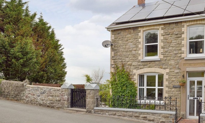 Derwydd Cottage | 3 bedroom accommodation in Llandybie, near Llandeilo