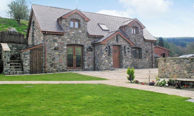 Neath Cottage | 3 bedroom accommodation in Crynant, near Neath