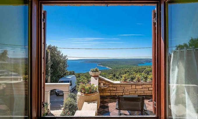 Koromacno Apartment | 3 bedroom accommodation in Labin