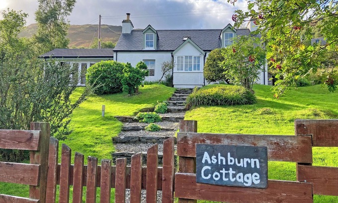 Sallachy Cottage | 3 bedroom accommodation in Allt Na Subh, By Dornie