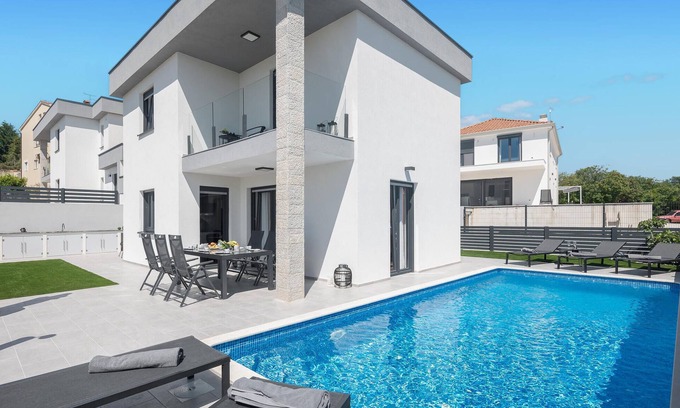 Musalez House | 3 bedroom amazing home in Musales