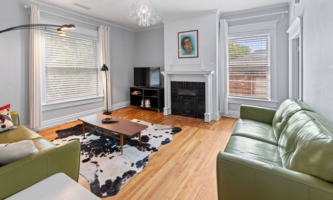 Central Gardens House | 3-bedroom Annesdale Duplex #2 - 5 mins to Medical District! Sleeps 5