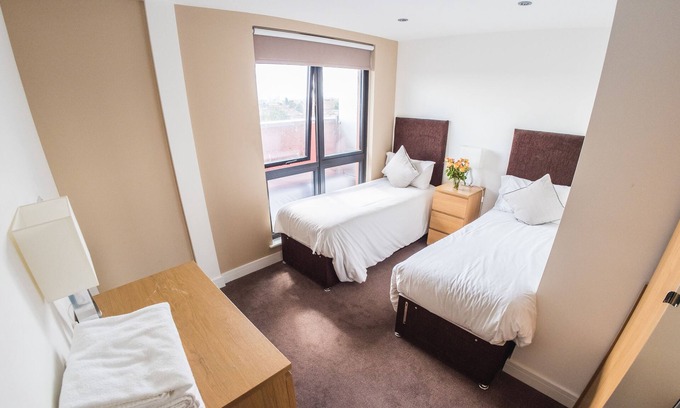 Clementswood Apartment | 3 Bedroom Apartment at Ilford Tower Apartments