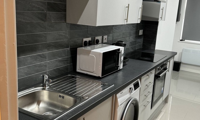 Cathays Apartment | 3-Bedroom Apartment in Cardiff City Centre