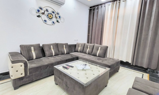 Pashim Vihar Apartment | 3-bedroom apartment in marvelous Delhi with WiFi, AC