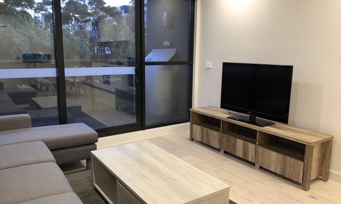 Box Hill Apartment | 3-bedroom apt 300 meters to train station, 15 mins to CBD
