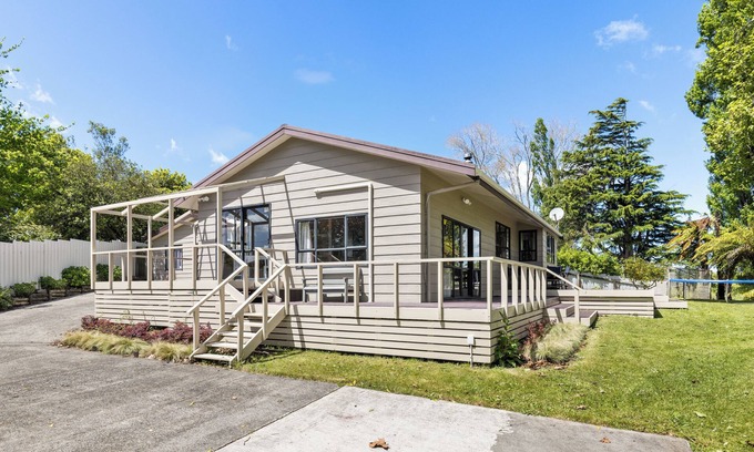 Waihi House | 3 bedroom bungalow next to awesome swimming hole!