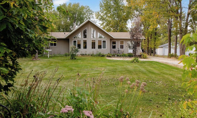 Saint Malo House | 3 Bedroom Cabin, minute walk from St Malo Lake, Beach & Provincial Park!