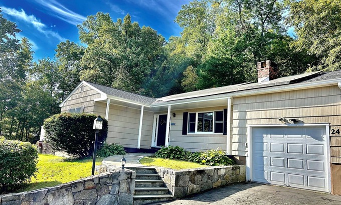 Danbury House | 3-bedroom Candlewood Lakeside house