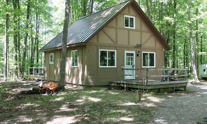 Elmira Ski Chalet | 3-bedroom chalet in fabulous Lakes of the North with AC, WiFi