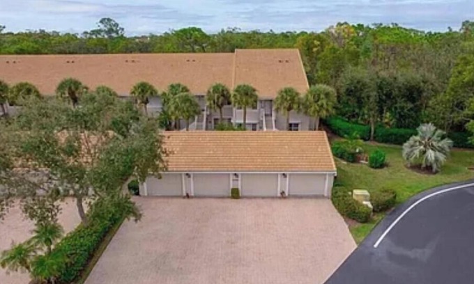 North Naples Condo | 3-bedroom condo in brilliant Naples with AC