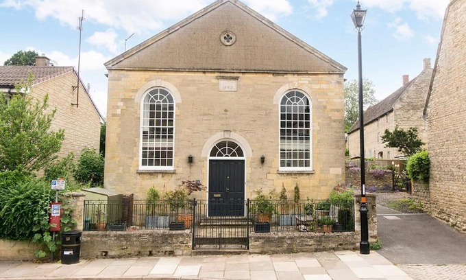 Oundle House | 3 bedroom converted chapel in historic Oundle