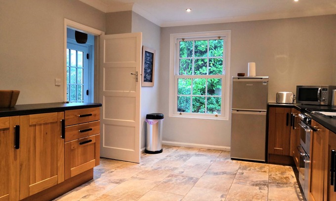 Kingsteignton Cottage | 3 Bedroom Cottage. Close to both moor & beaches. Dogs allowed.