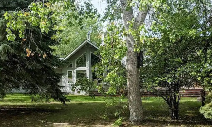 Manitoba Cottage | 3 Bedroom Cottage - Sunroom + Patio + Fire Pit