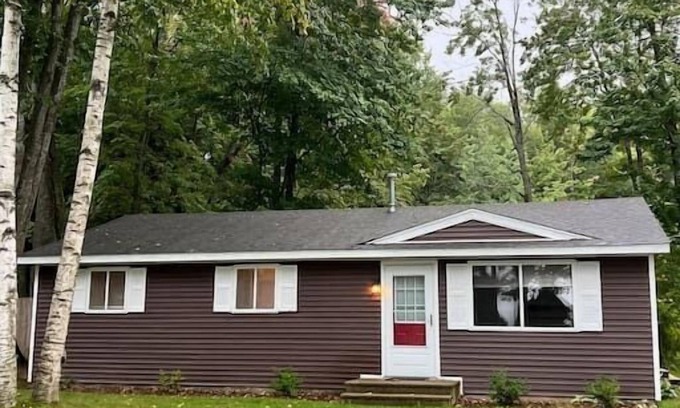 Cadillac Cottage | 3 - Bedroom Cottage Near Lake Mitchell in Cadillac