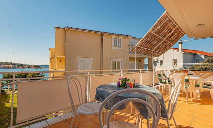 Brodarica Apartment | 3 bedroom cozy apartment in Brodarica