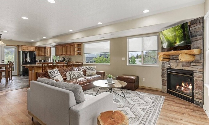 Eden Condo | 3 Bedroom End Unit with Natural light and Mountain views