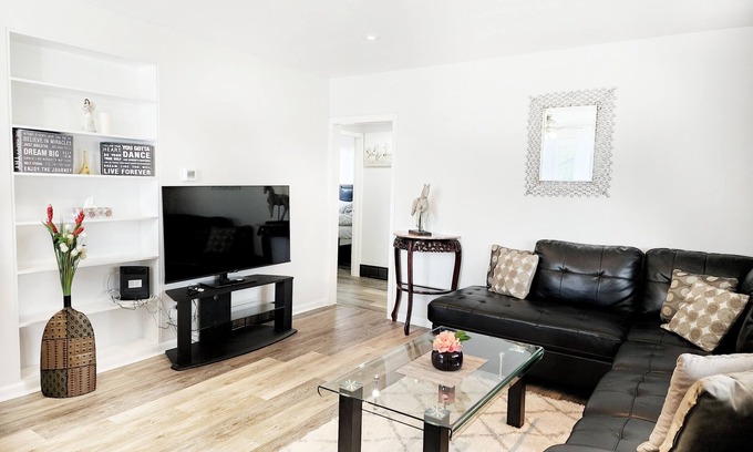 Fonthill House | 3 Bedroom Entire Home in Fonthill - 6guests-lots of parking!