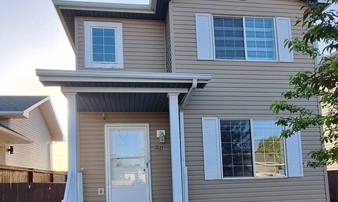 Calgary House | 3-BEDROOM FAMILY HOME 2-floor Spacious & A/C, comfy stay 2Relaxing Living Rooms