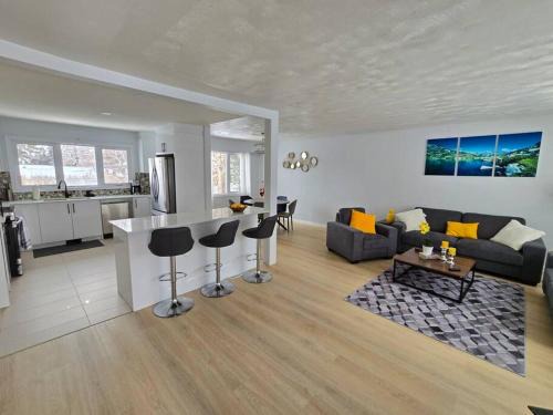 Northwest Calgary Villa | 3 Bedroom Home away from Home