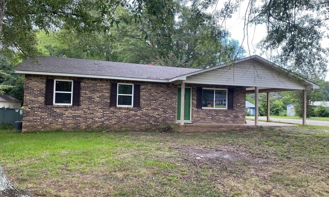Iuka House | 3-Bedroom Home in Iuka