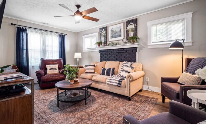 Willobee On The Lake House | 3 Bedroom Home, Walk to Lake Erie