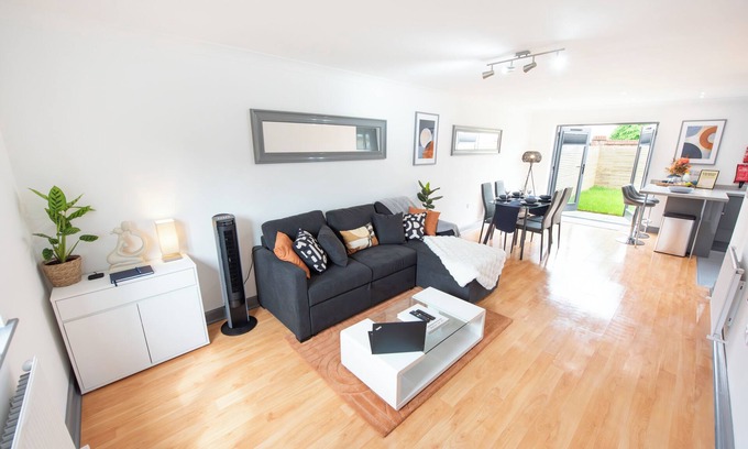 Colchester House | 3 Bedroom House, 2 Free Parking Spaces, Free WiFi, Close to University and Town!