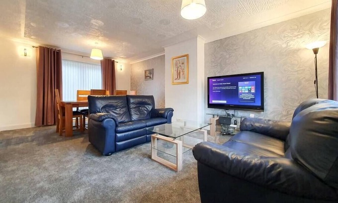 Dunfermline House | 3 bedroom house Amazon M90 Dunfermline Edinburgh