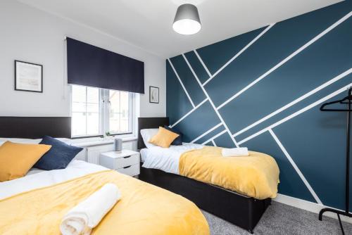 Ashford House | 3 Bedroom House Ashford, Kent - Free Parking - Free WiFi - Big Monthly Discounts - Sleeps 5 - Elite Stays UK