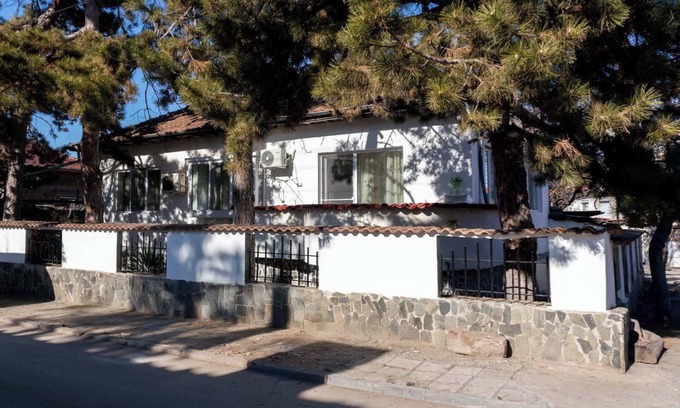 Perushtitsa House | 3-bedroom house in charming Perushtitsa with WiFi, AC. Enjoyable getaway awaits