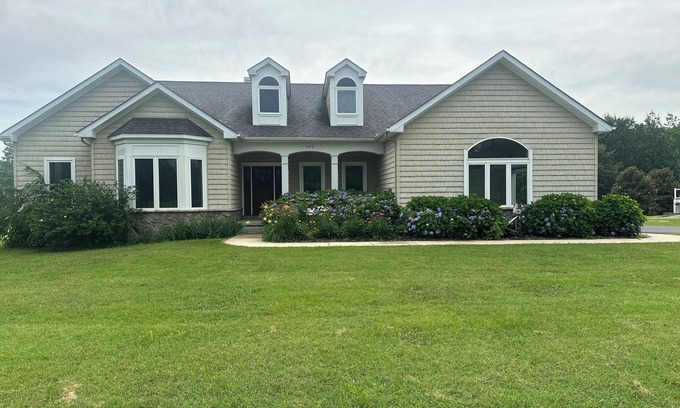 Golts House | 3-bedroom house in charming Townsend with inground pool