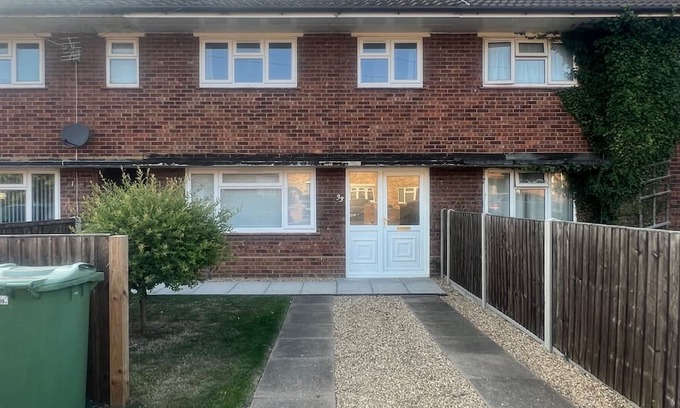 Dunstable House | 3 Bedroom House - Sleeps 5 & Free Parking