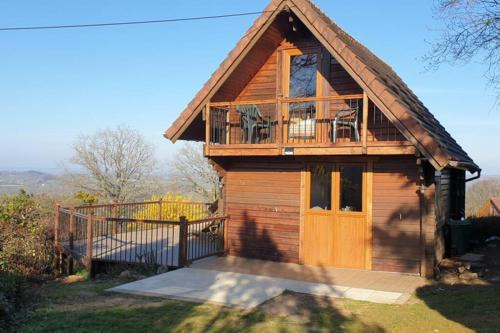 Saint-Germain-de-Tallevende-la-Lande-Vaumont Ski Chalet | 3 Bedroom Lodge over looking Lake Dathee & Golf Course