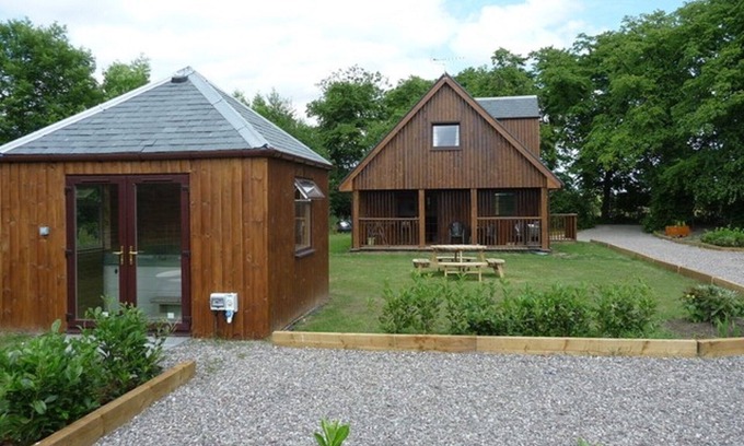 Tillicoultry House | 3 Bedroom lodge with hot tub and garden.