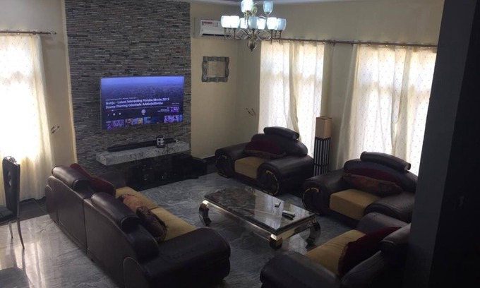 Ofin House | 3 Bedroom Luxury Lifestyle HomeAwayfromHome