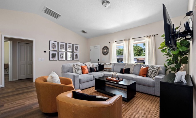 Fellowship House | 3-Bedroom Retreat in Ocala, 10 Min to WEC!