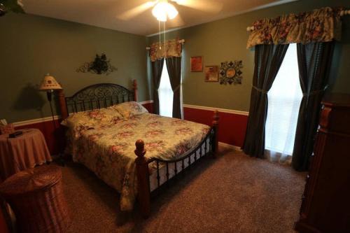 Hendersonville House | 3-Bedroom Retreat with Private Yard