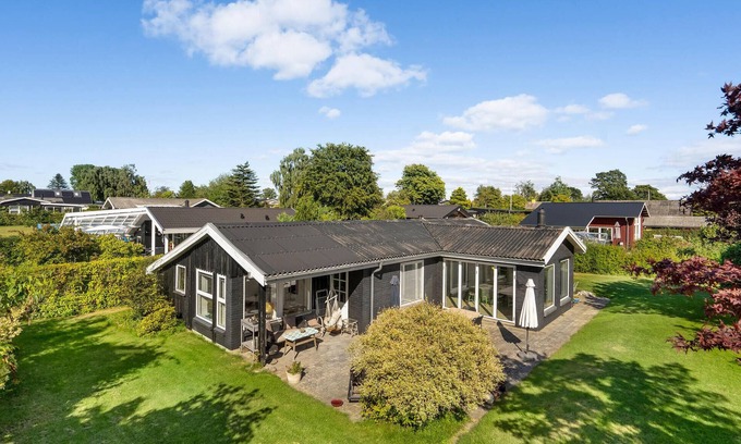 Beder Malling House | 3 bedroom stunning home in Malling