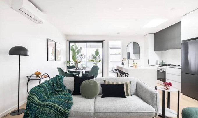 Brunswick West House | 3 Bedroom Townhouse- Free parking