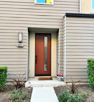 Downey House | 3 Bedroom Townhome with Large Living Area
