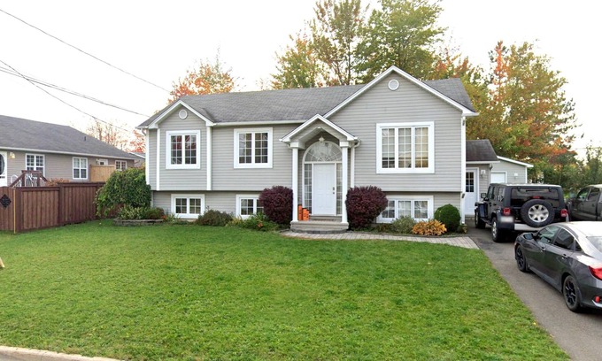 Moncton House | 3 Bedroom Upper unit House n
